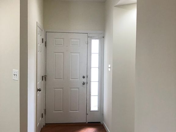 Foyer with coat closet+nook