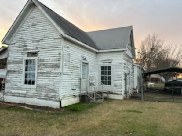 100 6th St, Forreston, TX 76041