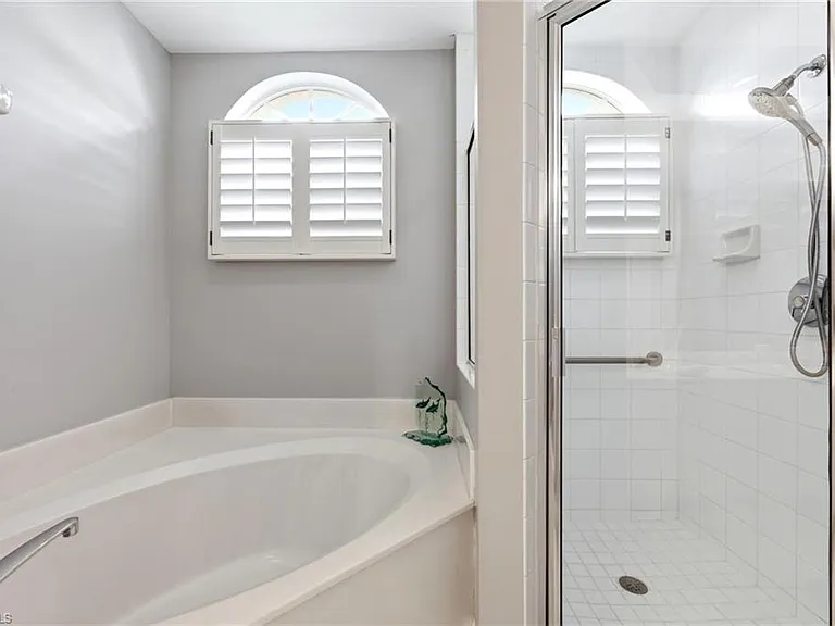 300 L Ambiance Cir #102 — Photo 18