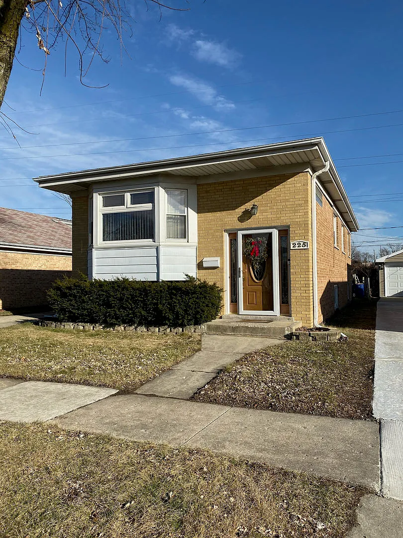 225 Zuelke Dr photo 1
