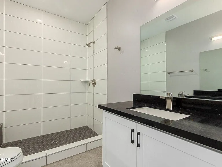 2336 E Harvard St #B — Photo 10