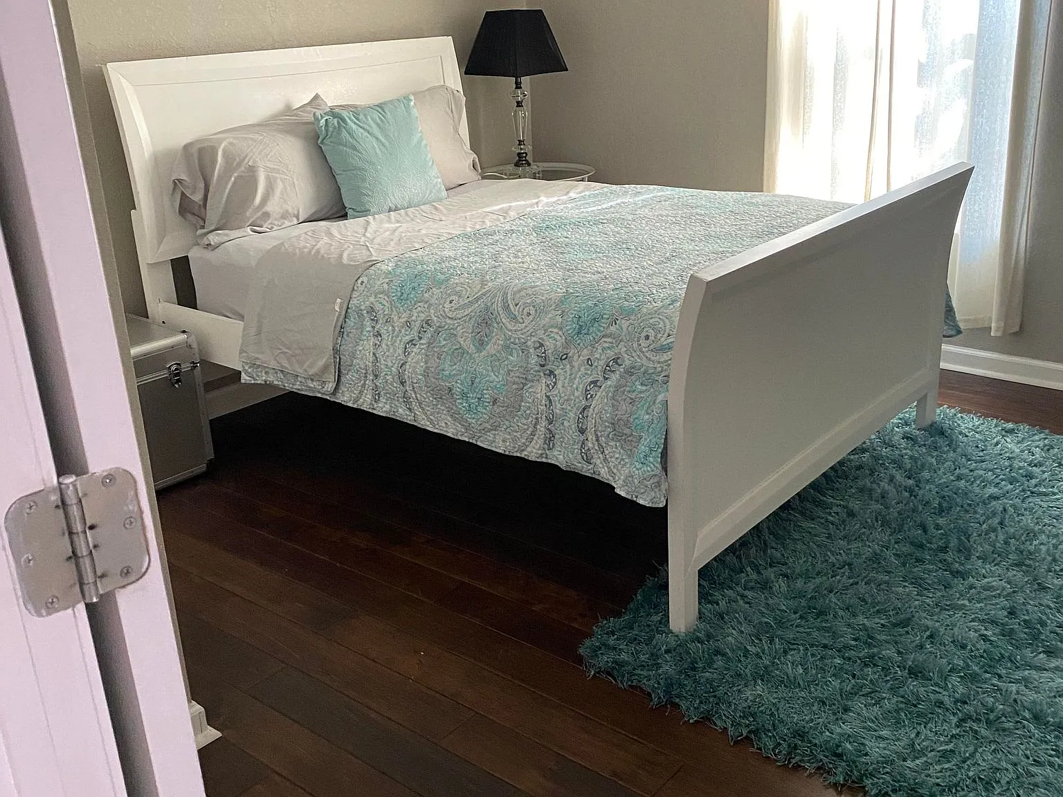 5 bed, 2327 sqft, $4,400 — Photo 2