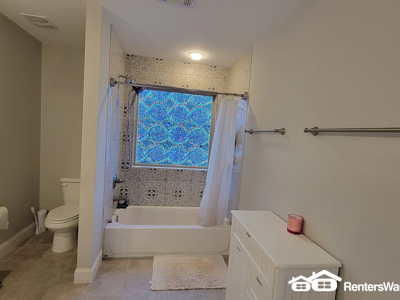 Beautiful 3 Bedroom in Grove Park! — Photo 4