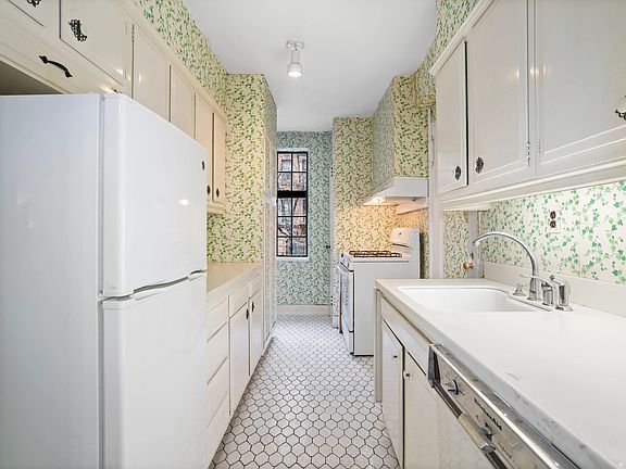 5th image of 230 E 50th St APT 2B