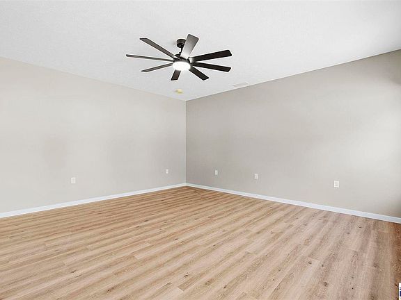 5th image of 404 N Leavitt St