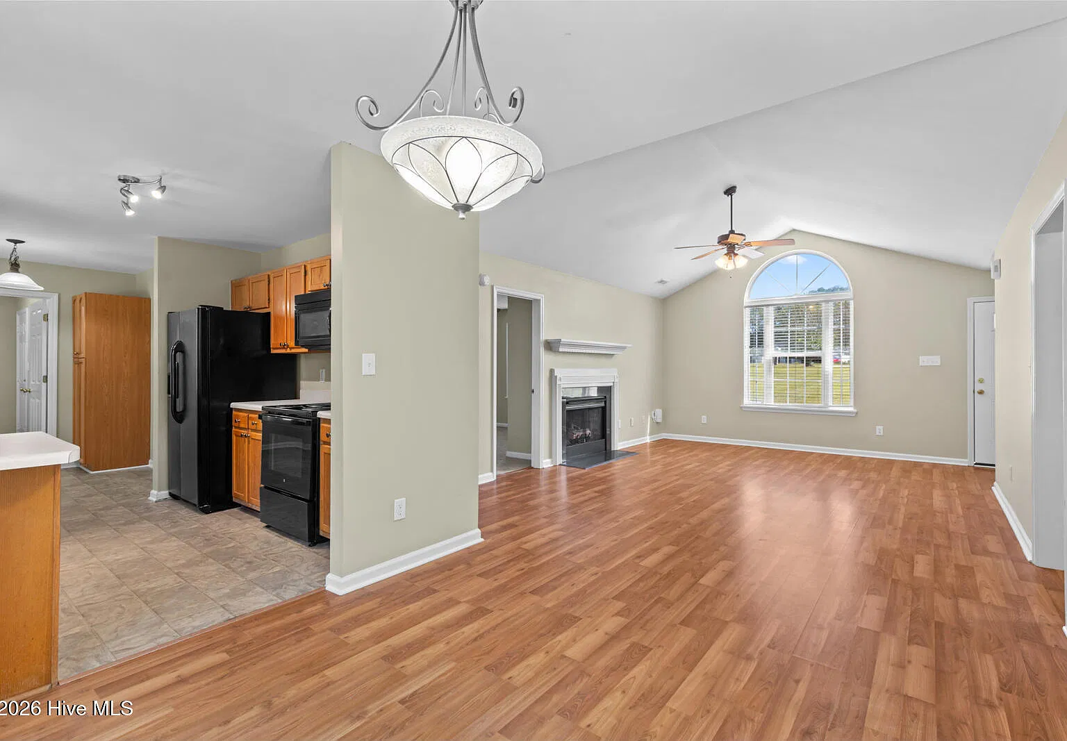 4 bed, 2.0 bath, 1650 sqft, $1,800 — Photo 4