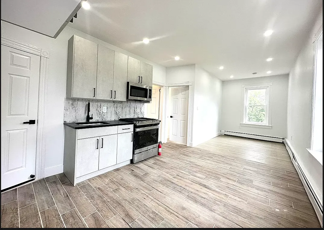 2 bed, 750 sqft, $2,100 — Photo 4