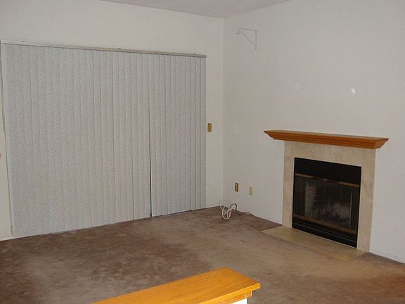 Living room w/fireplace