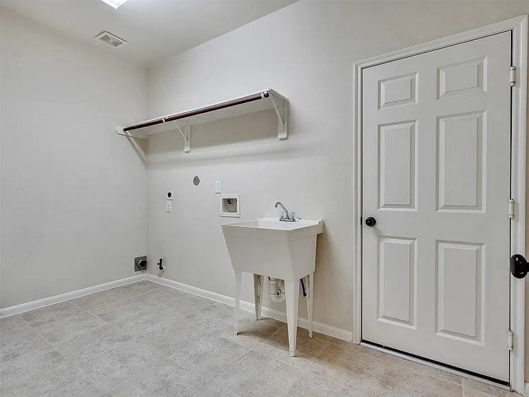 28006 Hollyfare Dr — Photo 17