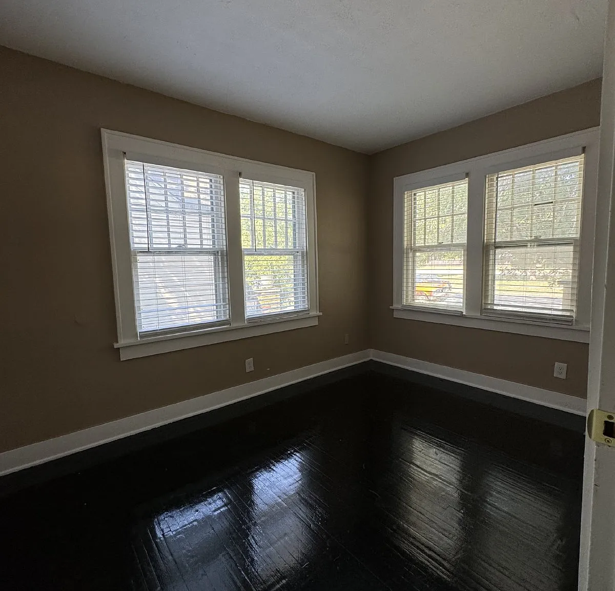 3 bed, 1.0 bath, 1290 sqft, $1,200 — Photo 3