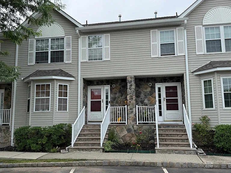 12 Ashley Ct — Photo 1