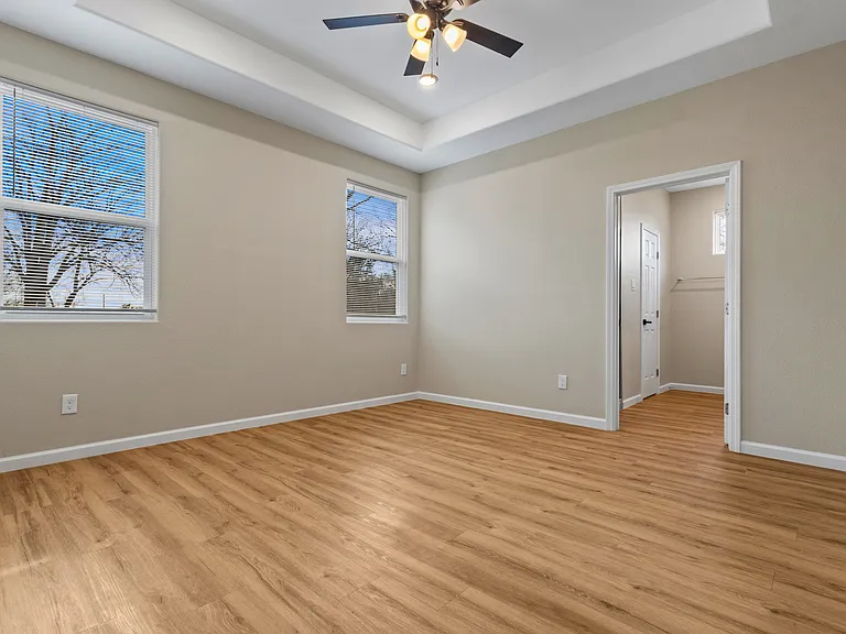913 W Sherman St — Photo 8