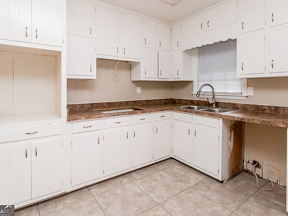 4th image of 892 Oak Dr