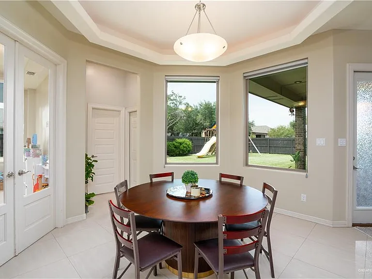 2425 Pebble St — Photo 15
