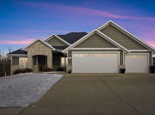 2195 Creek Wood Dr, Dubuque, IA 52003