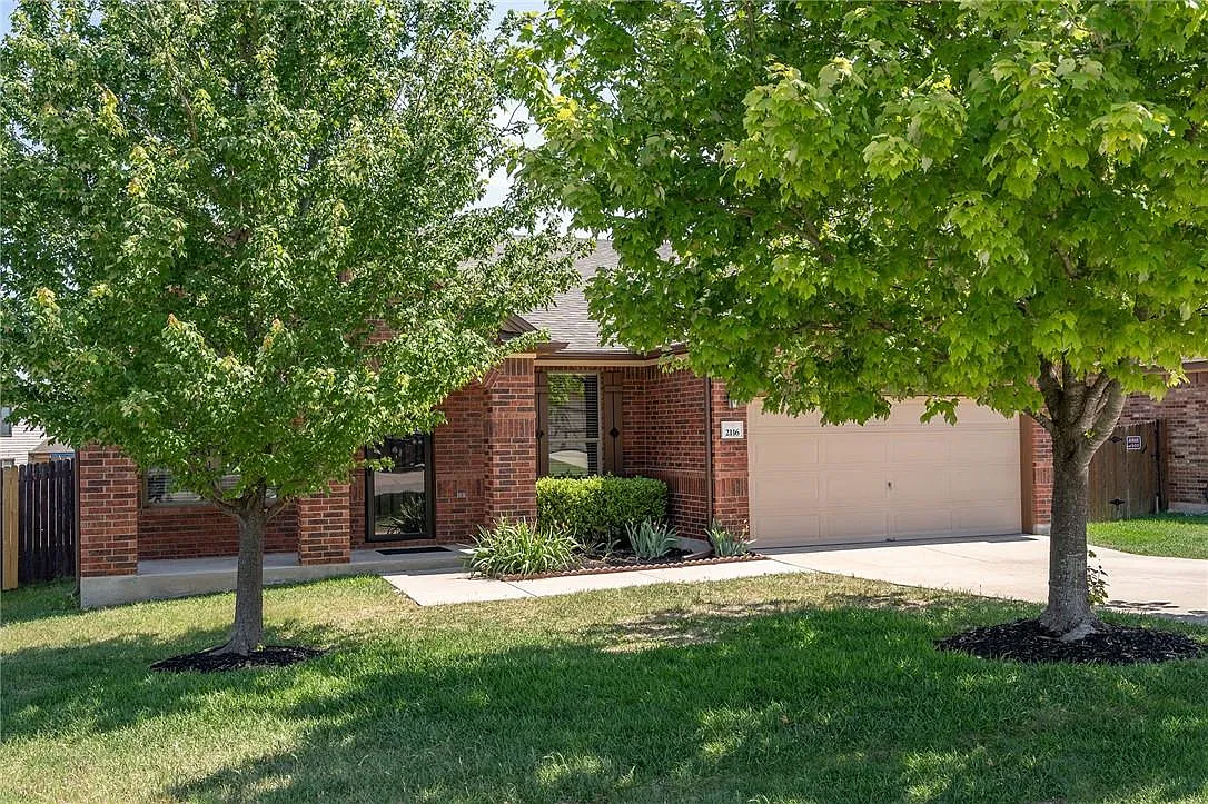4 bed, 2.0 bath, 2129 sqft, $2,200 — Photo 2