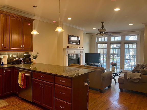 3rd image of 3227 N Clifton Ave Unit 1