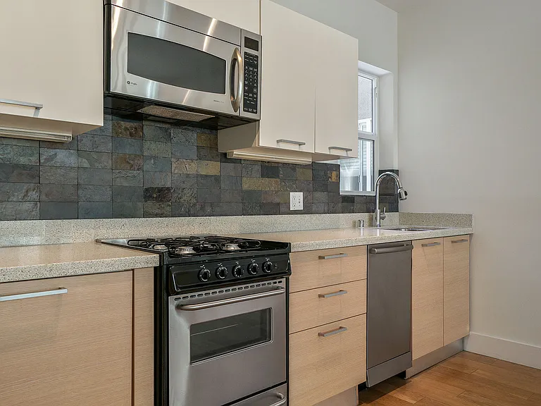 566 S Van Ness Ave #21 — Photo 5