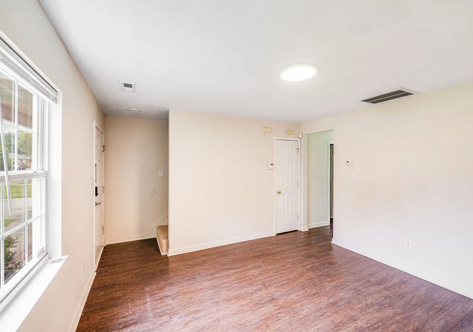 Spacious 2-Story Duplex Near SouthPark Mall, Park Road & Uptown! — Photo 3