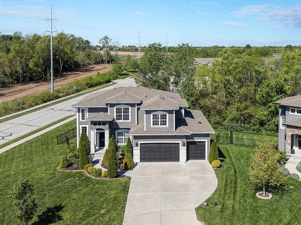 408 SE Weiss Cir, Lees Summit, MO 64063