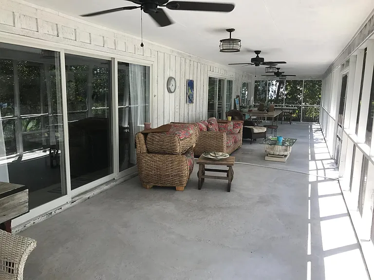 800sqft screened porch
