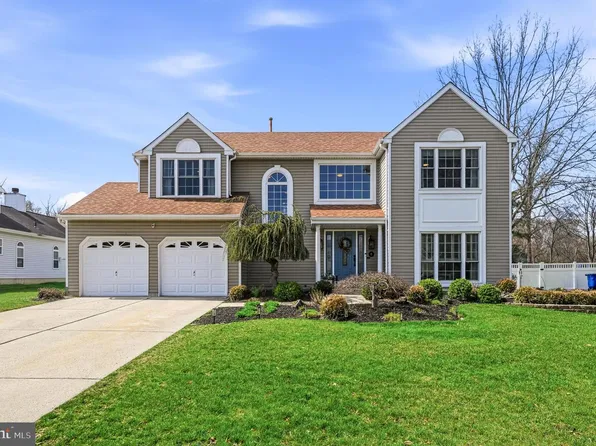 8 Chaucer Ln, Medford, NJ 08055