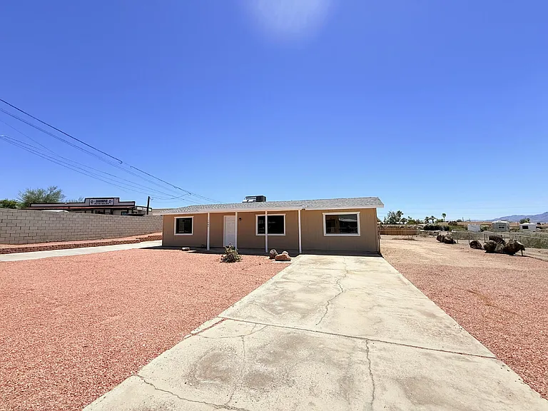 1460 Horseshoe Ln — Photo 2