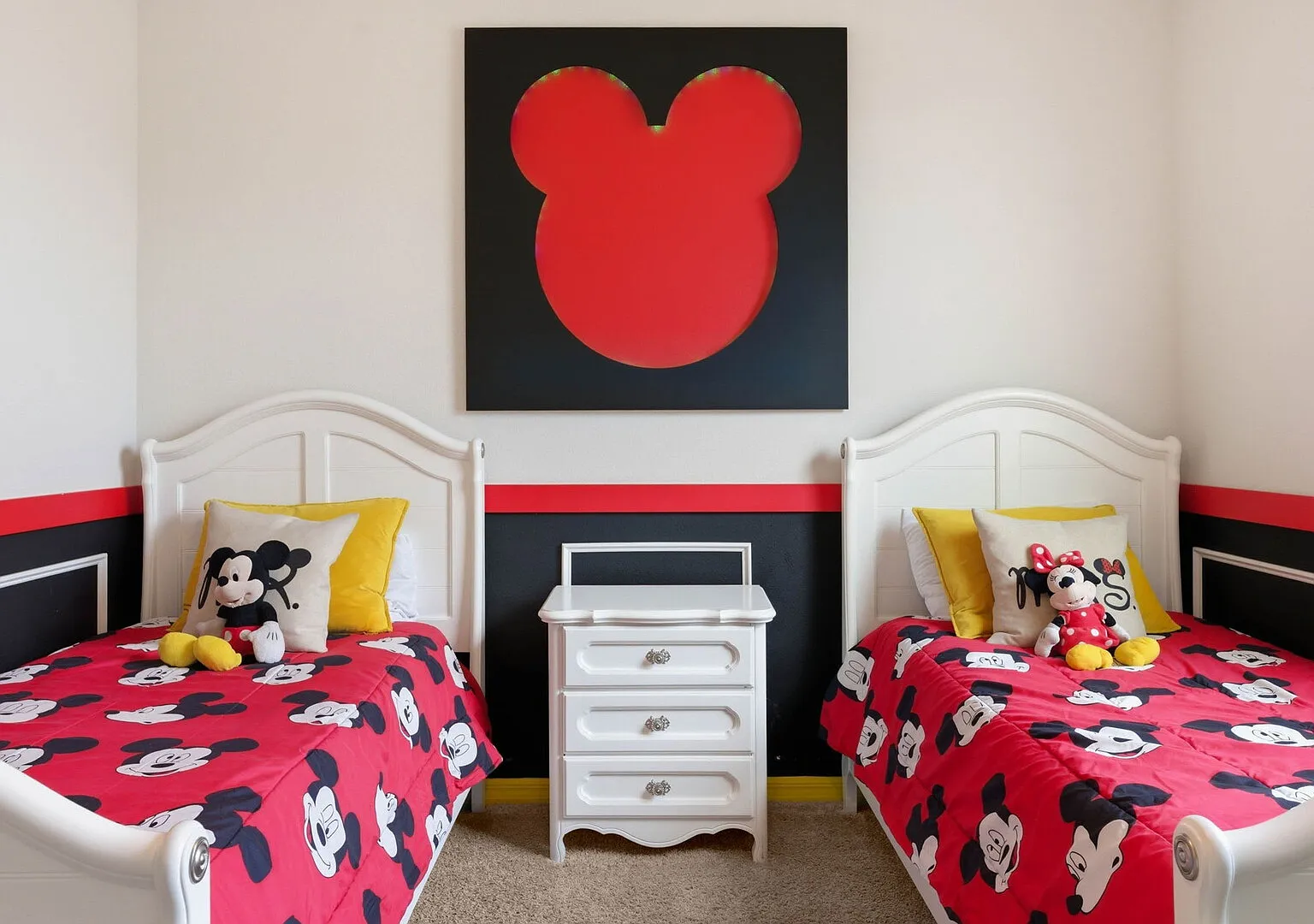 Chic 4BR with Pool, Game Room & Mickey Rooms — Photo 4
