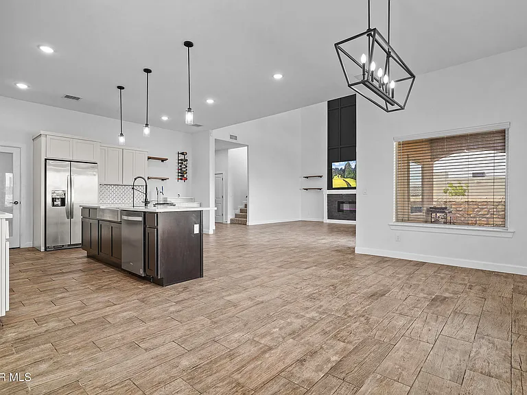 979 Airship Pl — Photo 16