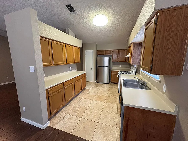 2902 Sabinal Trl — Photo 10