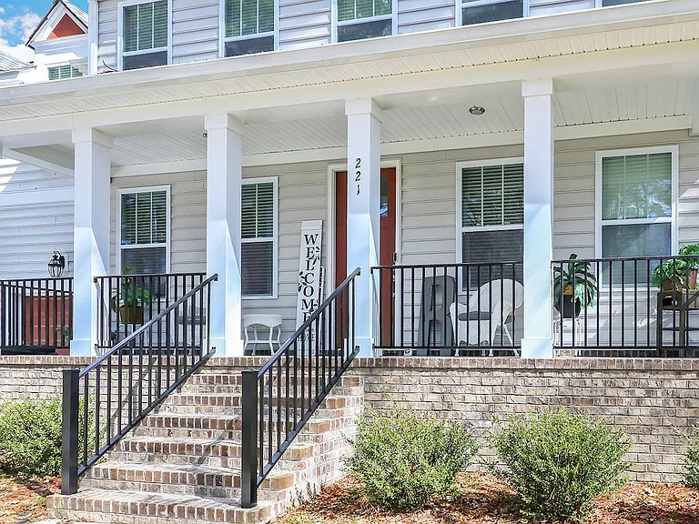 221 Wilson Dr — Photo 2