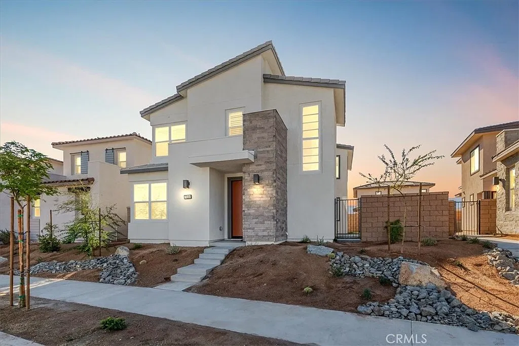 4 bed, 2365 sqft, $4,400 — Photo 2