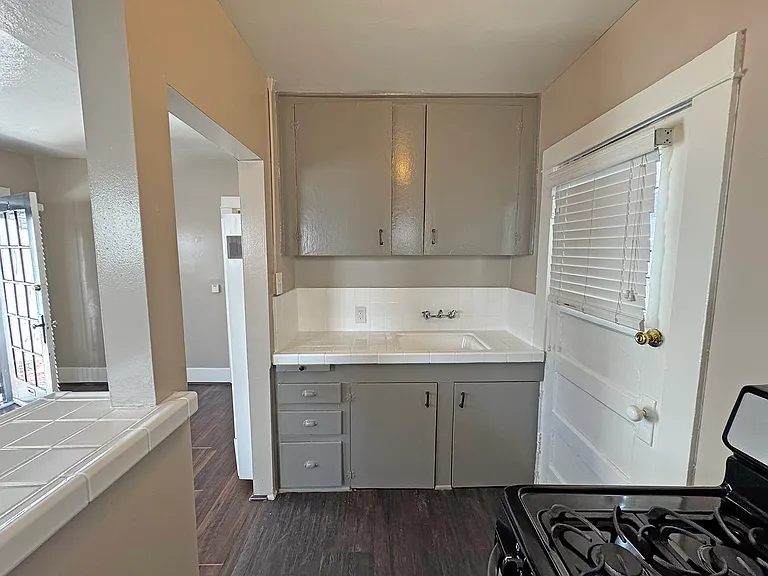 1048 Coronado Ave #G — Photo 8