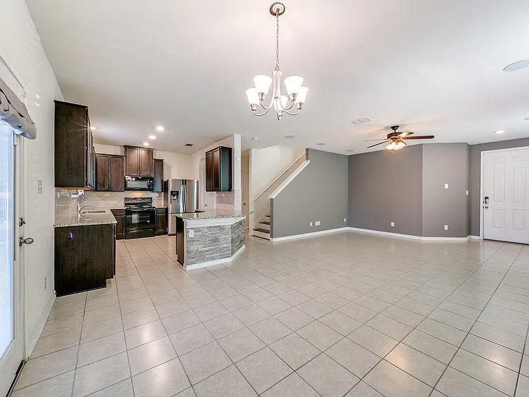 2423 Lazo Smt — Photo 3