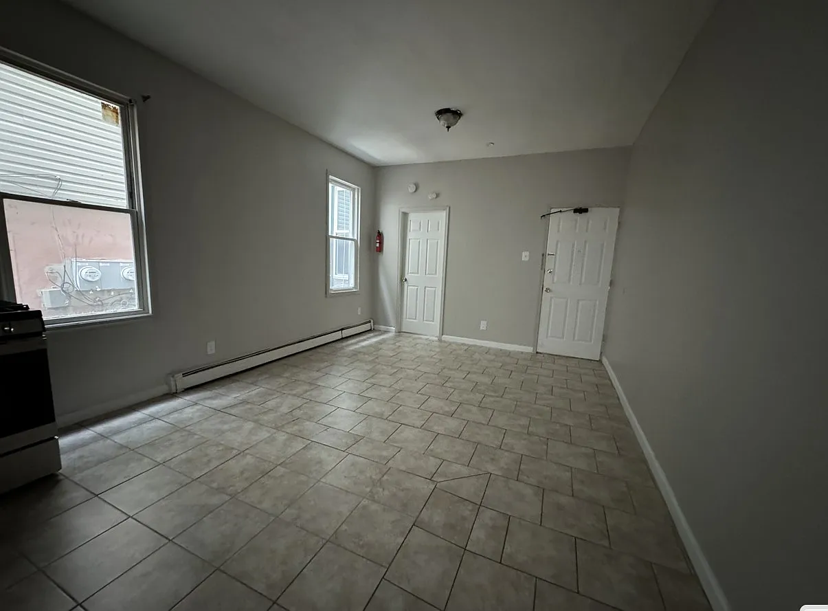 3 bed, 1000 sqft, $2,400 — Photo 2