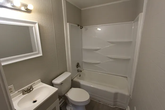 504 W Elliott St — Photo 9
