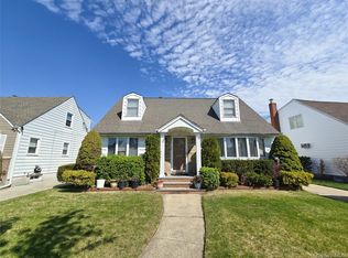 29 Tenafly Dr, New Hyde Park, NY 11040