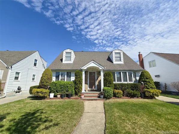 29 Tenafly Drive, New Hyde Park, NY 11040