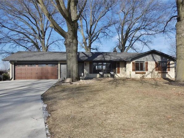 1119 W 3rd St, Pella, IA 50219