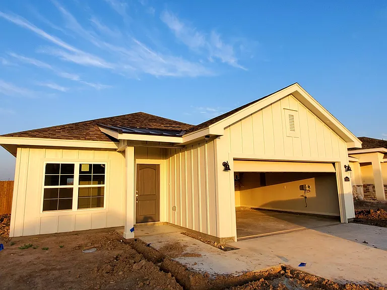 2036 Grove Ln — Photo 1
