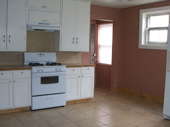 3rd image of 11821 Dorchester Dr