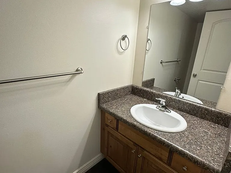 Creekside Oaks Apartments — Photo 24