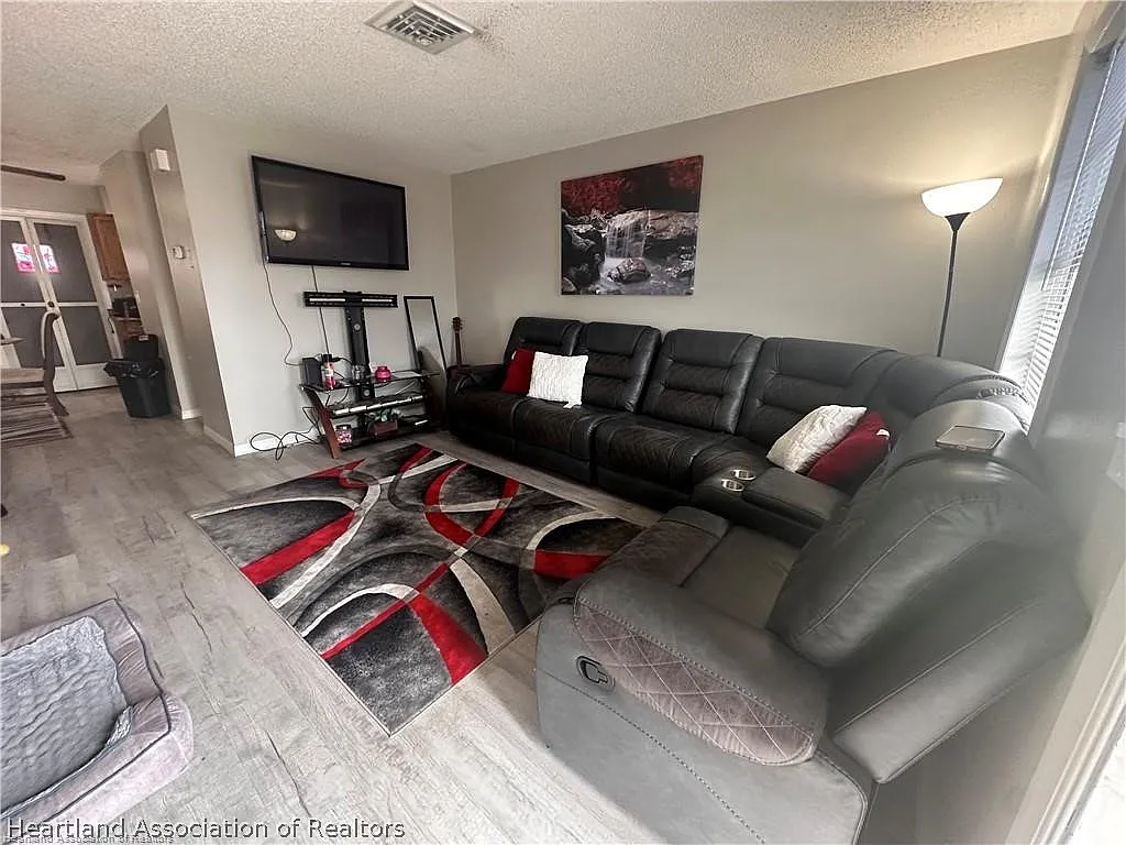 2 bed, 1.5 bath, 968 sqft, $1,250 — Photo 2