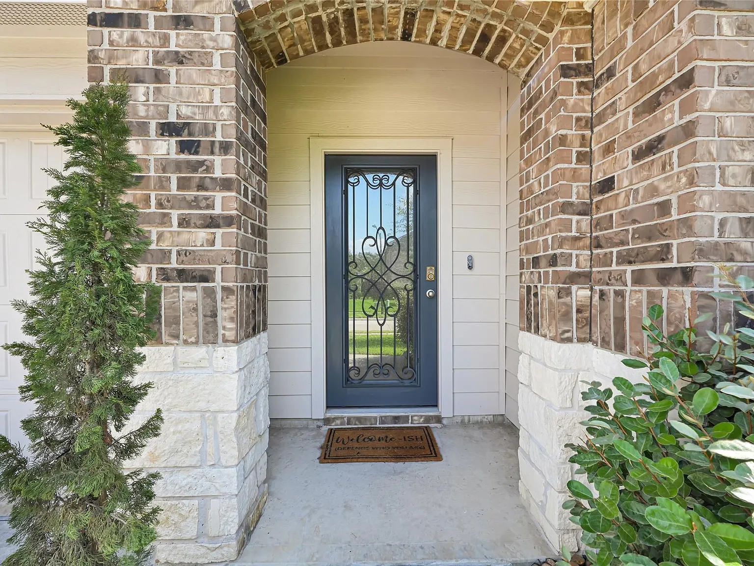 4 bed, 2.0 bath, 1928 sqft, $2,100 — Photo 2