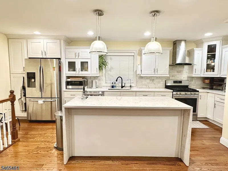 4 bed, 2.5 bath, $7,500 — Photo 2