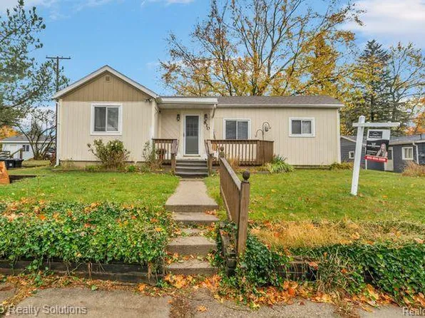 810 Gibbs St, Caro, MI 48723