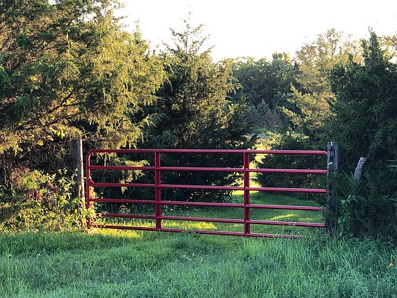 3rd image of 828 NE 23 Hwy