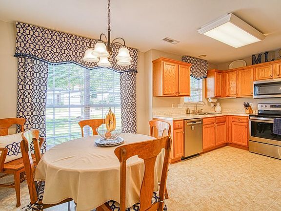 5th image of 209 Dartmoor Dr