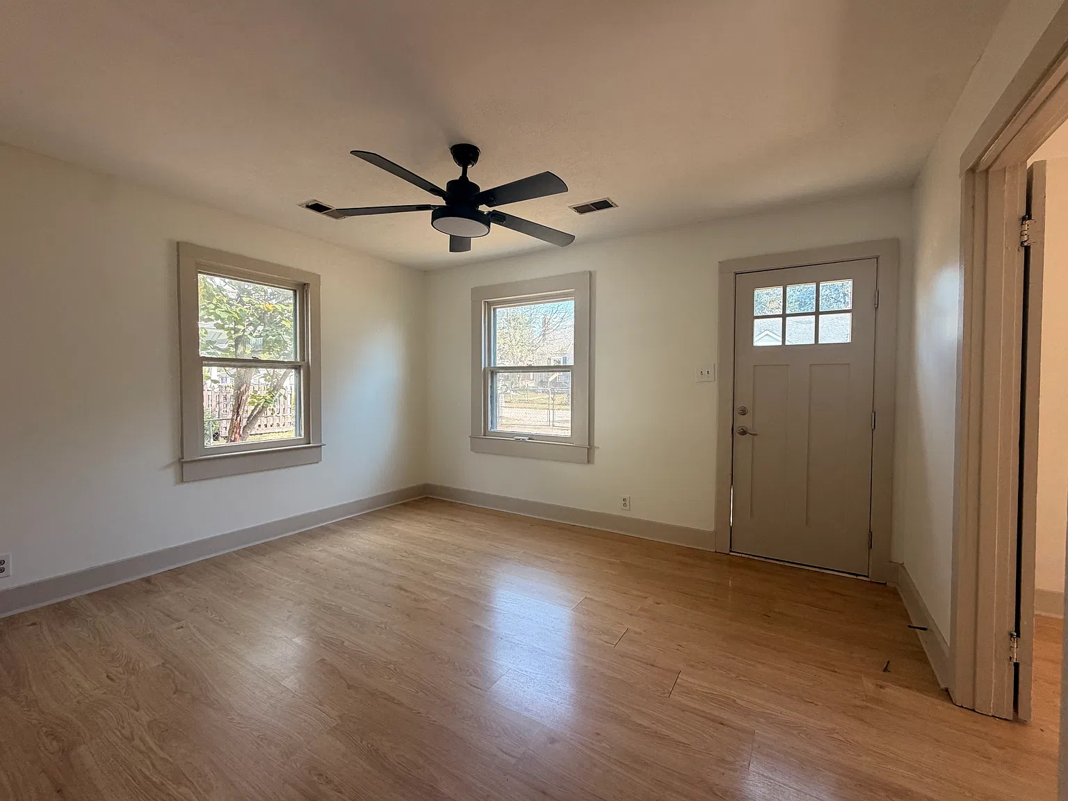 3 bed, 840 sqft, $1,500 — Photo 2