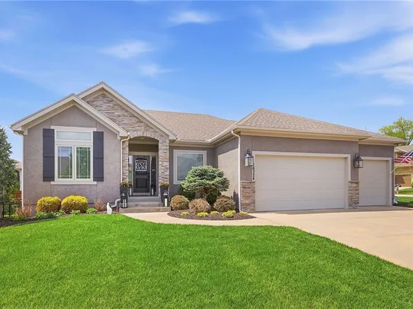 16324 S Twilight Ln, Olathe, KS 66062